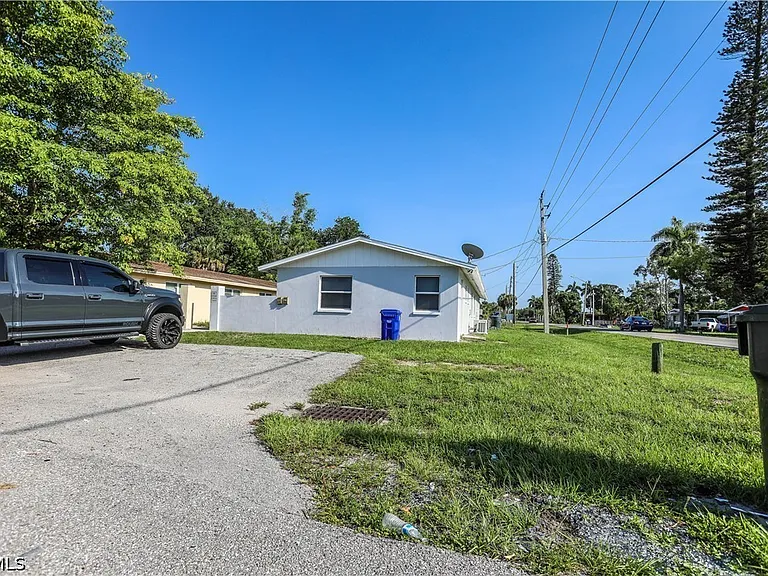 2406 Linhart Ave — Photo 1