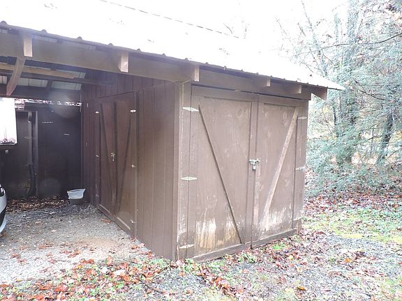 3rd image of 19 Hill Crest Ln