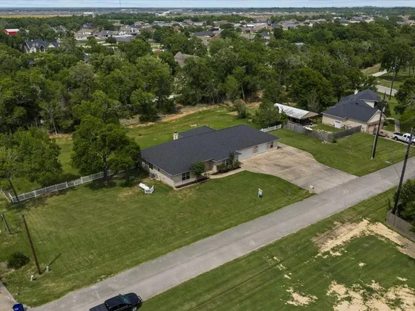 1607 Delta St, Cove, TX 77523