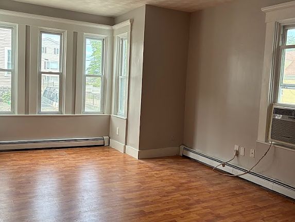 5th image of 98 Austin St APT 1