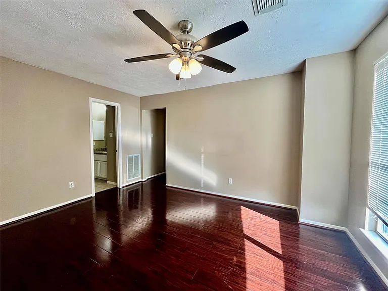 146 Skycrest Dr — Photo 3