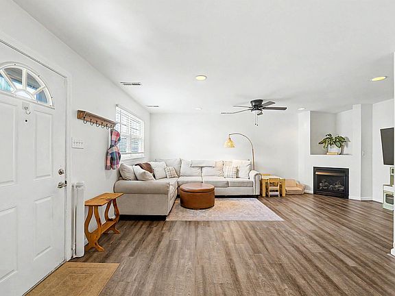 5th image of 202 Maxwell Ct Unit 202