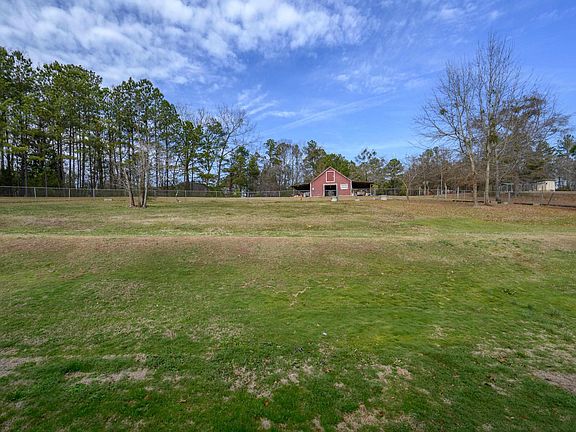 4th image of 230 Country Club Rd