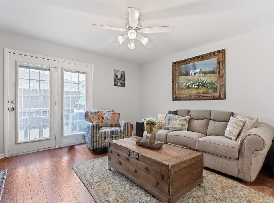 1st image of 110 Oak Valley Cir