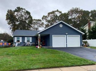 4 Maison Ct, Holbrook, NY 11741
