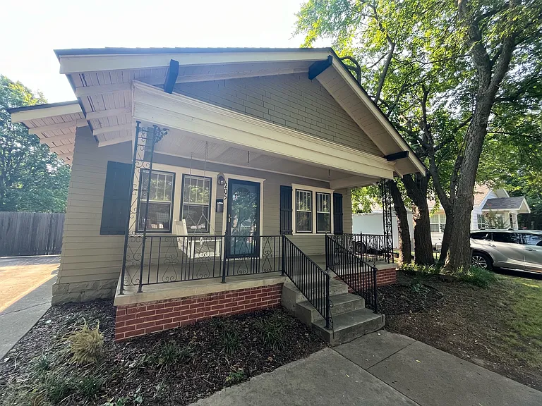 205 S Flood Ave — Photo 3