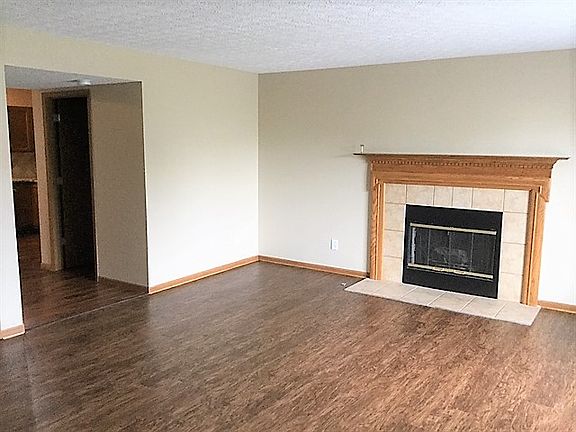 3rd image of 1061 Oxford Dr N