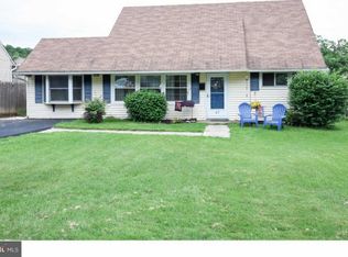67 Viewpoint Ln, Levittown, PA 19054