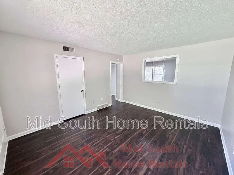 3 bed, 1.5 bath, 1147 sqft, $1,095 — Photo 3