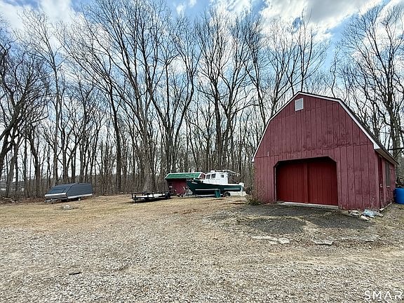 5th image of 306 Chestnut Hill Road