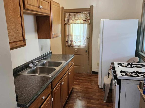 5th image of 310 W 17th St