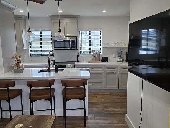2nd image of 5844 Darling St