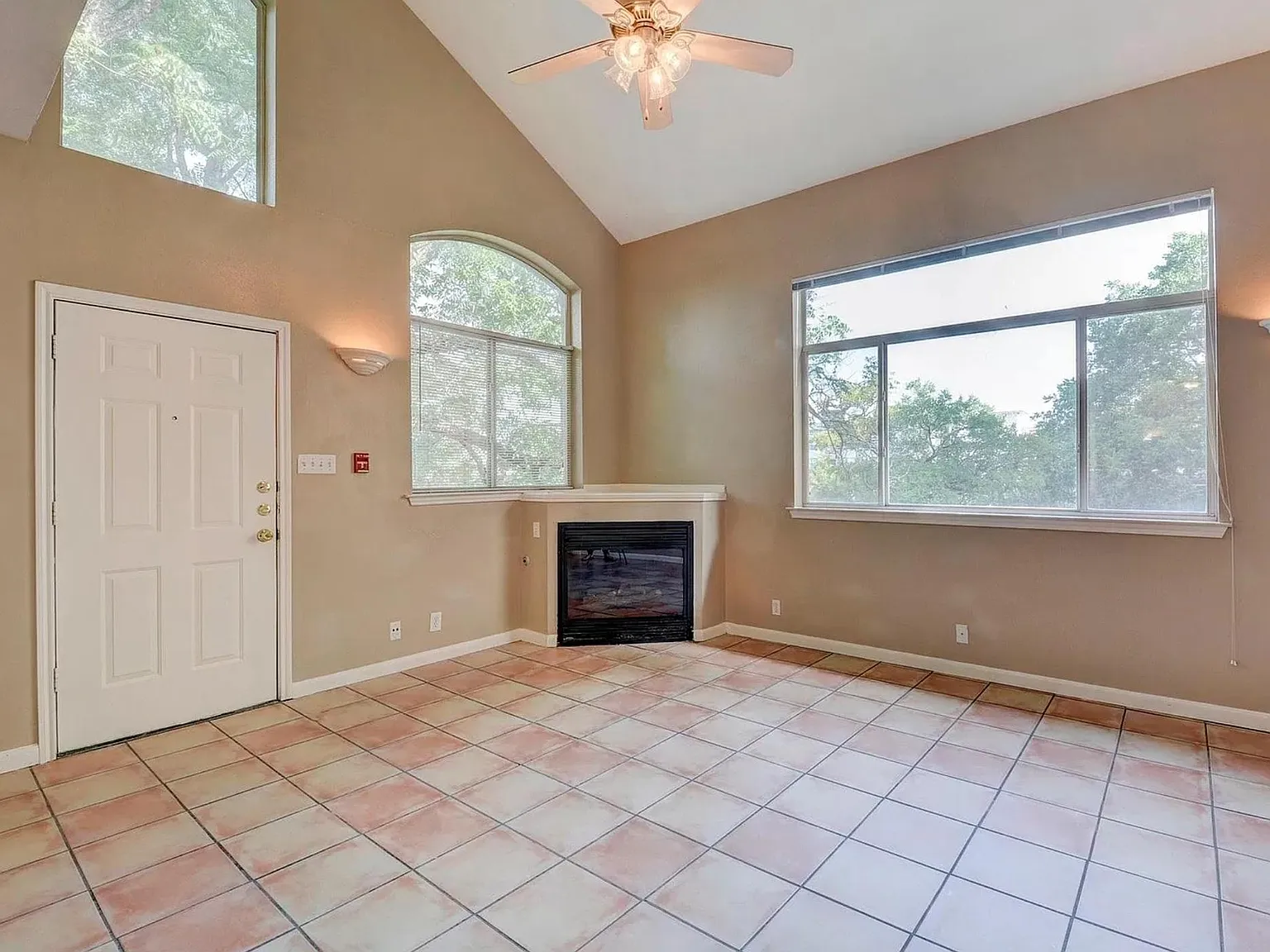 3 bed, 1500 sqft, $3,050 — Photo 3