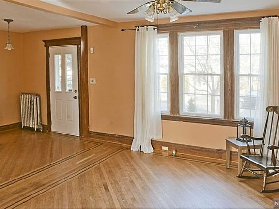 3rd image of 48 Llewellyn Ave