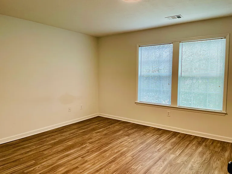 New London Apartments — Photo 17