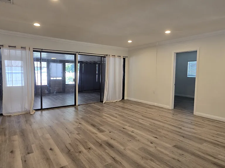 521 N Vermont Ave — Photo 7