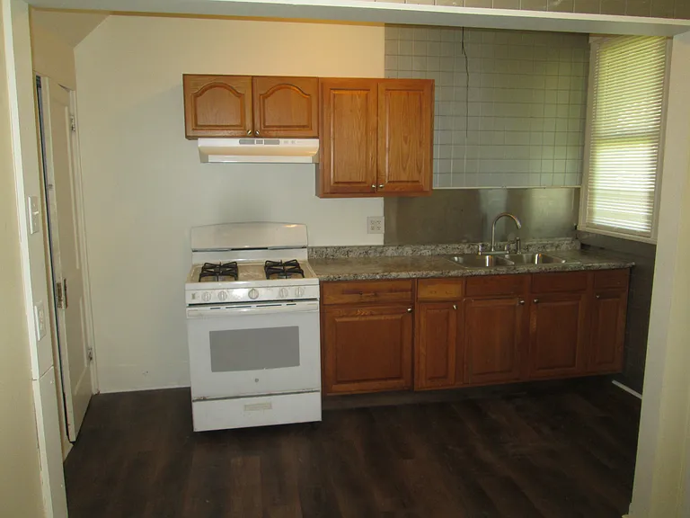 1208 Holmes St — Photo 8