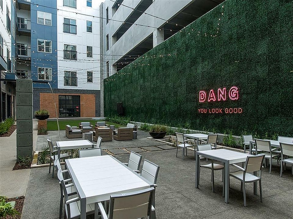 Enjoy the elegance of this urban courtyard, perfect for social gatherings and relaxation.