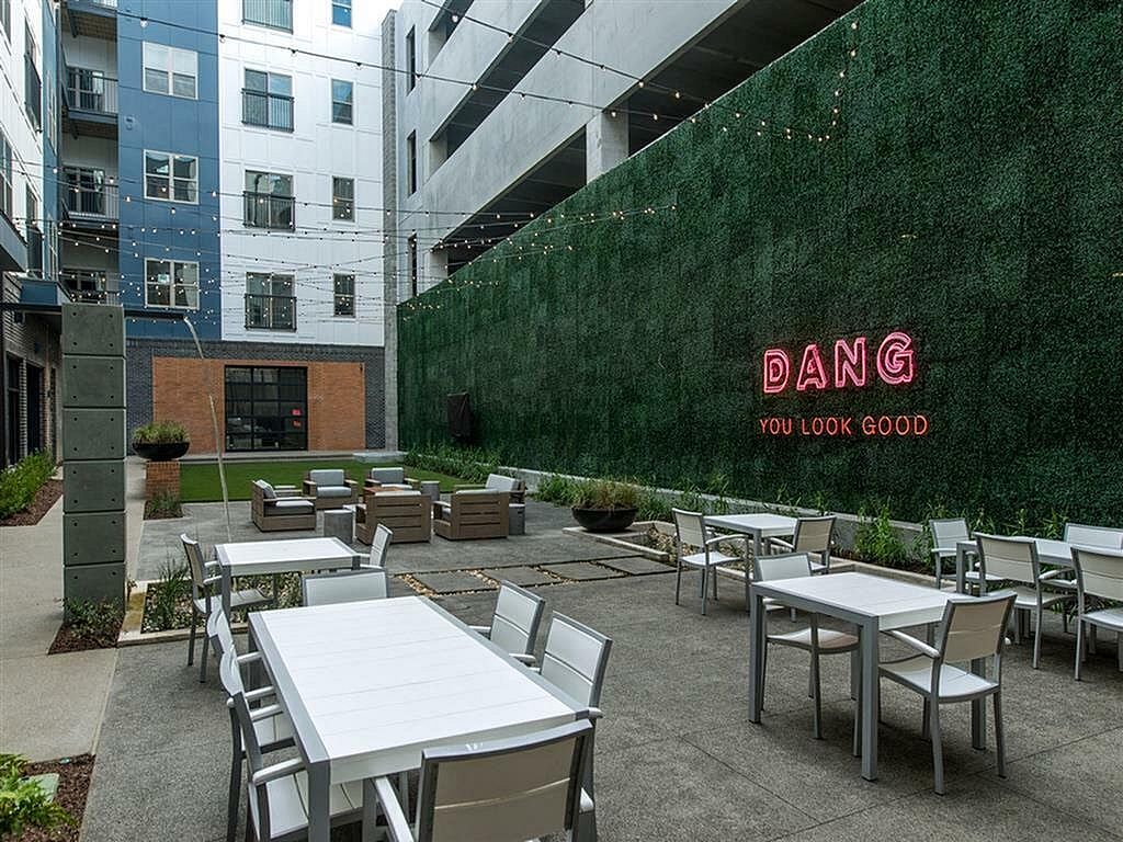 Enjoy the elegance of this urban courtyard, perfect for social gatherings and relaxation.