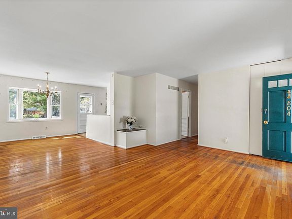 3rd image of 804 Cypress Beach Rd