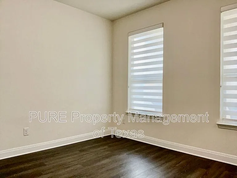 1008 Brenham Ln — Photo 4