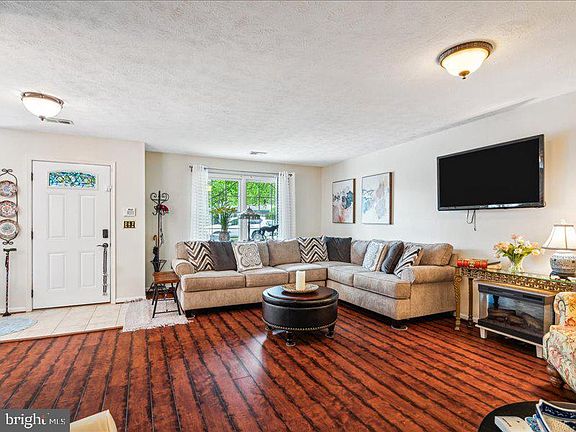 5th image of 844 W Irvin Ave
