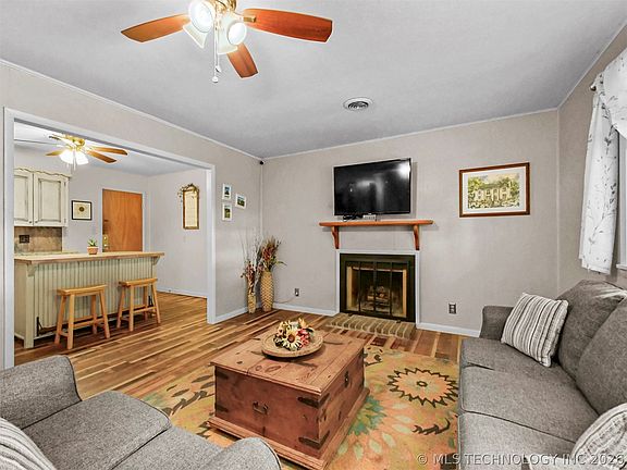 2nd image of 2324 N Plainview Rd