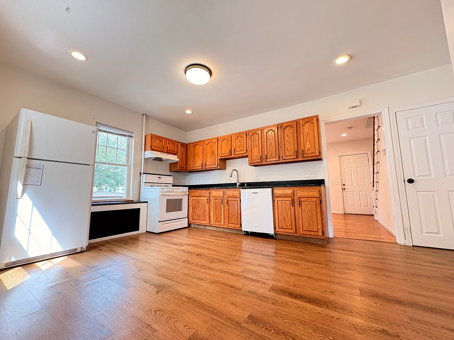 3 bed, 1.5 bath, 1300 sqft, $3,400 — Photo 2