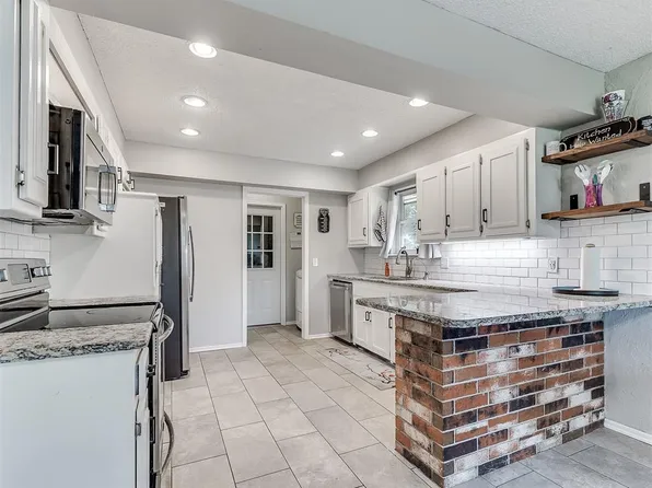 905 Ridgecrest Rd, Edmond, OK 73013