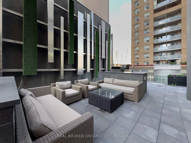 15 Grenville St #401 — Photo 13