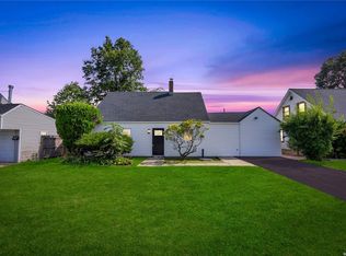 688 Dryden St, Westbury, NY 11590