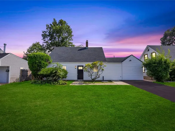 688 Dryden Street, Westbury, NY 11590