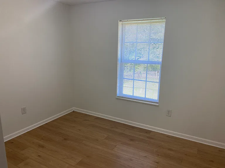 560 Academy Dr — Photo 12
