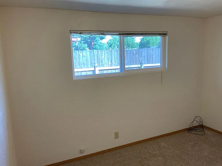 2 bedroom in River Road Area — Photo 14