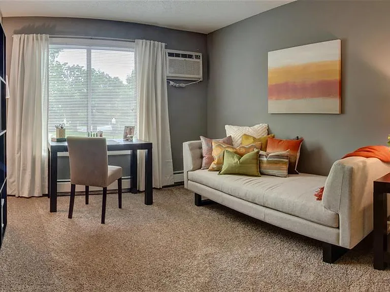 The Woodlands of Minnetonka Apartments — Photo 18