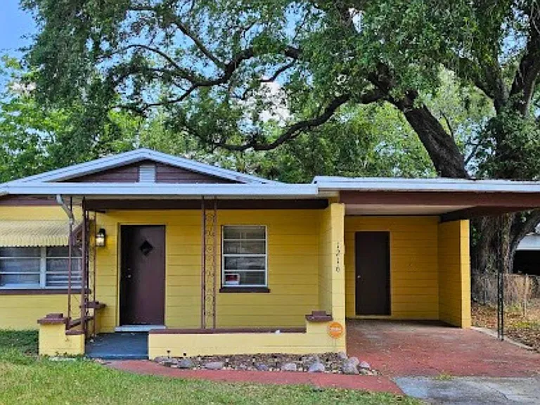 1216 E Myrtle St — Photo 1