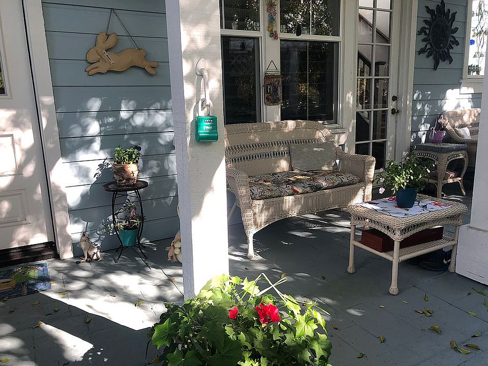 Full front patio w/ kitchen