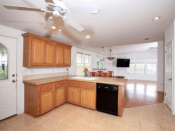 3rd image of 812 Periwinkle Cir