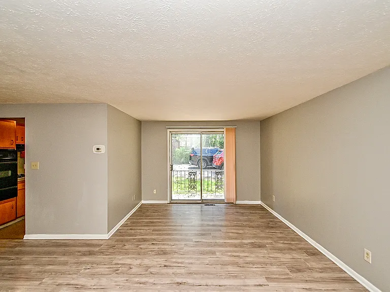 818 S Green Rd — Photo 10