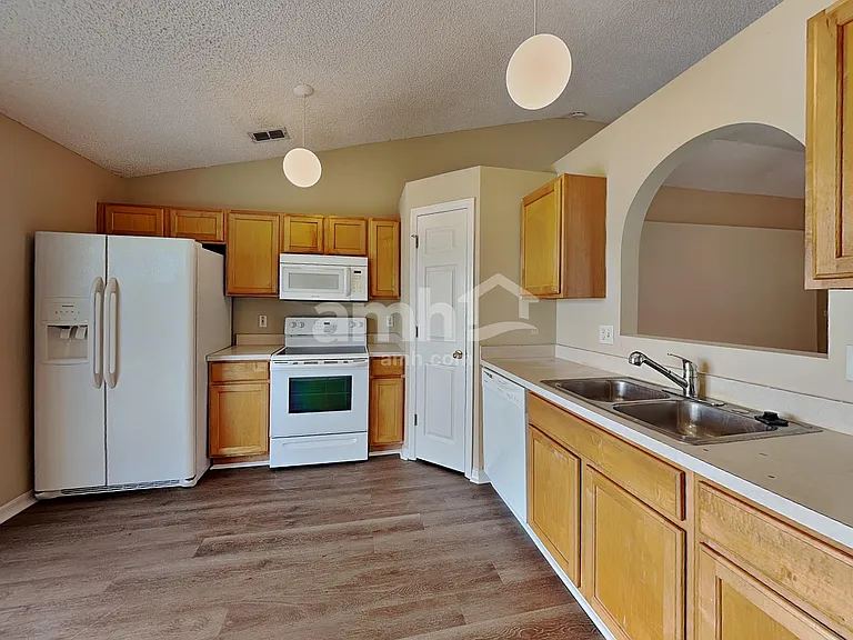 2056 Redwood Cir NE — Photo 3