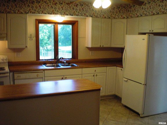 5th image of 1012 W Grand Ave