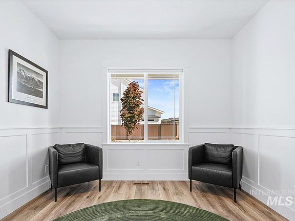 4th image of 2391 E Valensole St