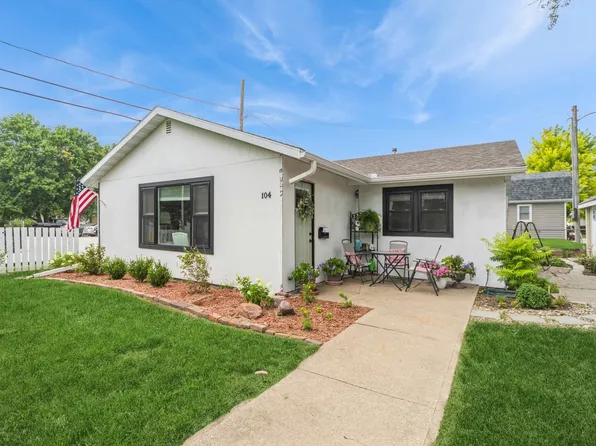 104 E 3rd Ave, Indianola, IA 50125
