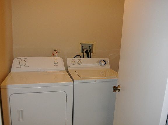 5th image of 324 Silverwood Ct APT B1