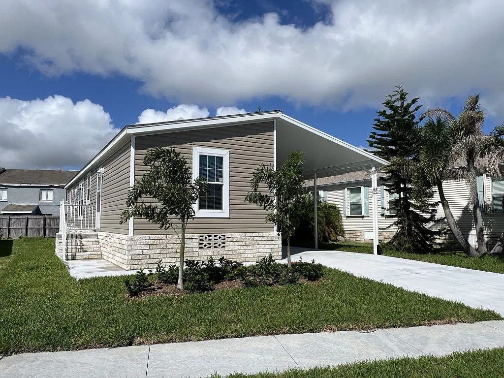 3 bed, 2.0 bath, 1094 sqft, $1,899 — Photo 1