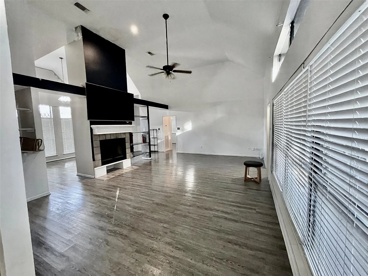 3 bed, 4.0 bath, 2050 sqft, $2,300 — Photo 4