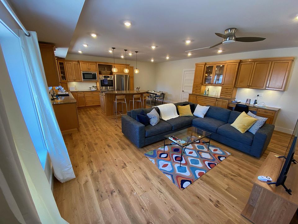 Gourmet Kitchen with island seating/wine bar
