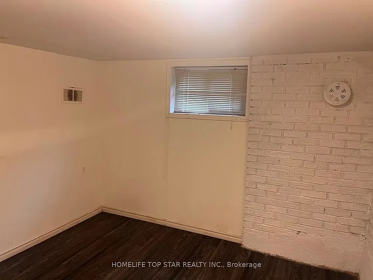 425 Stevenson Rd N — Photo 10
