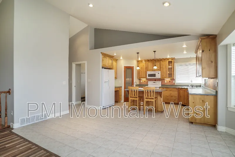 3 bed, 2.0 bath, $2,095 — Photo 3