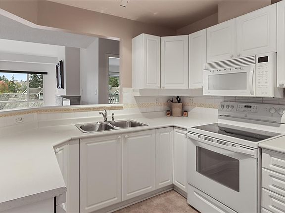 5th image of 5620 Edgewater Ln #402